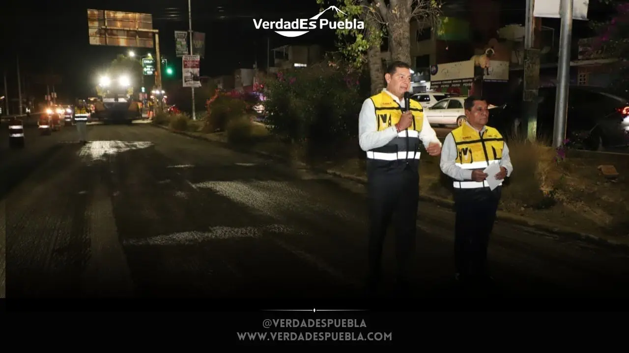 Rehabilitación nocturna en Reforma Puebla trabajos viales