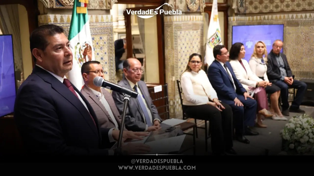 Develación de placa del Salón de Protocolo Elena Garro en el Congreso de Puebla