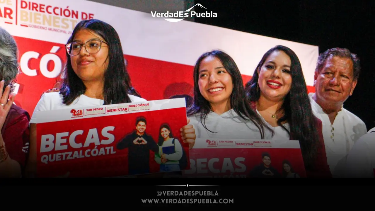 Entrega de Becas Quetzalcóatl a estudiantes en San Pedro Cholula